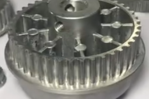 降溫了，來壓鑄車間烤火